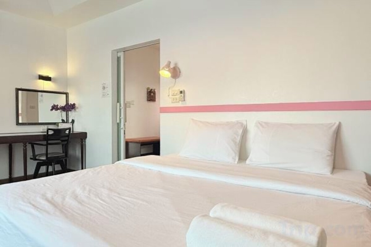 WiFi (free), bed sheets