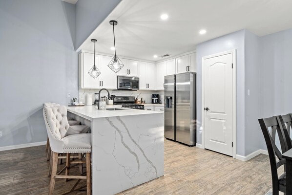 冰箱、微波炉、烤箱、炉灶