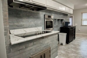 Microwave, oven, stovetop, dishwasher - Beautiful Home: Central Location (Florence)