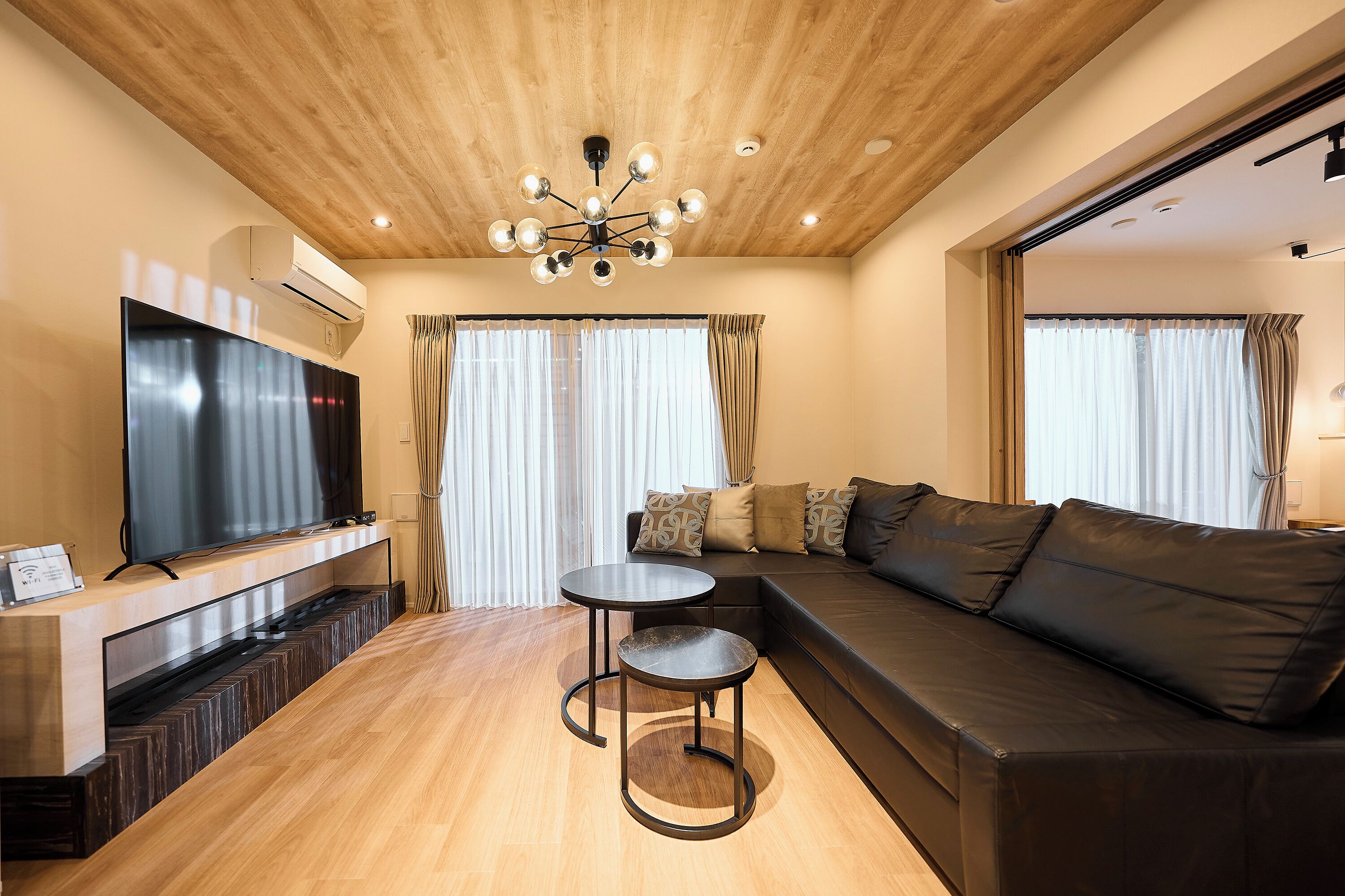 Appart'hôtel Familial, balcon, vue jardin | Télévision