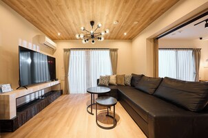 家庭公寓式客房, 阳台, 花园景观 | 电视