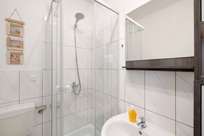Shower, towels - Holiday Apartment 'Laage' with Wi-Fi (Laage)