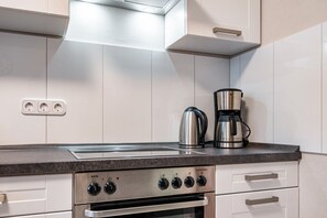 Een koelkast, een magnetron, een oven, een kookplaat