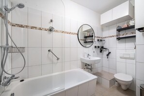 Chuveiro, secador de cabelo, toalhas de banho 