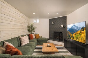 Smart TV, fireplace - 15 Mins to Denver - Luxury 6 BR Home Sleeps 14 w/ Hot Tub & Fire Pit Oasis (Arvada)