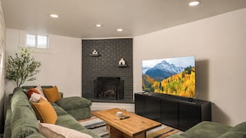 Smart TV, fireplace