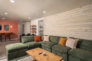 Smart TV, fireplace - 15 Mins to Denver - Luxury 6 BR Home Sleeps 14 w/ Hot Tub & Fire Pit Oasis (Arvada)