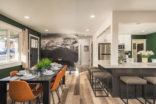 Luxury 6BR Arvada Oasis: Hot Tub & Fire Pit / 15 Mins to Denver/Red Rocks