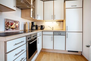 Fridge, oven, stovetop, dishwasher