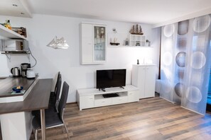 Fridge, microwave, stovetop, dishwasher - Apartment 'Neptun' with Sea View, Balcony and Wi-Fi (Wunstorf-Steinhude)