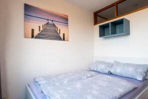 1 bedroom, free WiFi, bed sheets - Apartment 'Neptun' with Sea View, Balcony and Wi-Fi (Wunstorf-Steinhude)