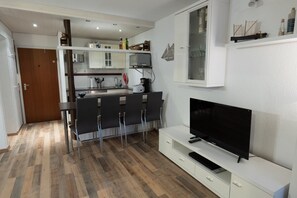 Fridge, microwave, stovetop, dishwasher - Apartment 'Neptun' with Sea View, Balcony and Wi-Fi (Wunstorf-Steinhude)