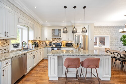 Luxurious 5BR-4WR Home in Downtown Toronto – Modern, Spacious & Cozy Retreat!