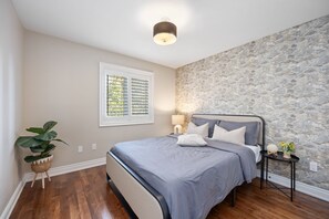 5 bedrooms, iron/ironing board, WiFi, bed sheets