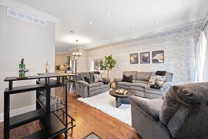 Living area - Luxurious 5BR-4WR Home in Downtown Toronto – Modern, Spacious & Cozy Retreat! (Toronto)