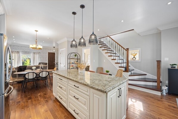 Interior - Luxurious 5BR-4WR Home in Downtown Toronto – Modern, Spacious & Cozy Retreat! (Toronto)