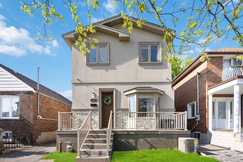 Luxurious 5BR-4WR Home in Downtown Toronto – Modern, Spacious & Cozy Retreat!