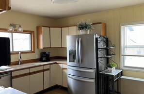 Microwave, oven, stovetop, dishwasher - Charming 3-bedroom house with WiFi, AC in awesome Gardiner near Yellowstone. (Gardiner)