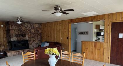 Charming 3-bedroom house with WiFi, AC in awesome Gardiner near Yellowstone.