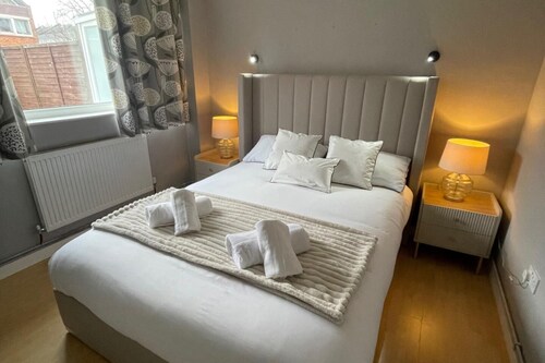 3-Bed House, Sleeps 5 w/ Garden, Parking & Pets Ok