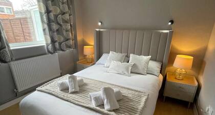 3-Bed House, Sleeps 5 w/ Garden, Parking & Pets Ok