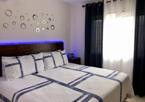 3 chambres, coffres-forts dans les chambres, fer et planche à repasser