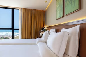 Ropa de cama de alta calidad, minibar, caja fuerte y escritorio
