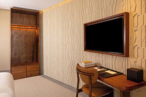 Camera Deluxe, 1 letto queen, terrazzo | Una cassaforte in camera, una scrivania, tende oscuranti, Wi-Fi gratuito