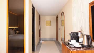 Odada kasa, masa, güneşlik/perde, ücretsiz kablosuz İnternet