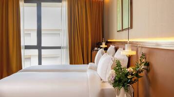 Habitación Deluxe, 2 camas individuales | Caja fuerte, escritorio, cortinas opacas y wifi gratis