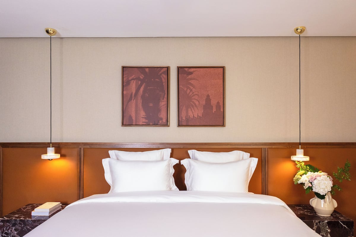 Habitación ejecutiva | Ropa de cama de alta calidad, minibar, caja fuerte y escritorio