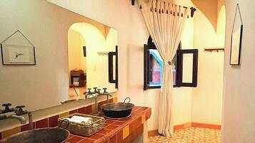 Douche, serviettes fournies, savon, papier toilette