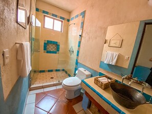 Chuveiro, toalhas de banho, sabonete, papel higiênico