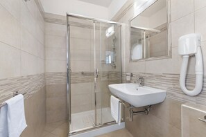 Douche, bidet, serviettes fournies