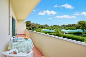 Outdoor dining - Le Onde Apartment 4 with Pool n.114/b, Otranto, Italy (Otranto)
