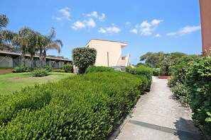 Property grounds - Le Onde Apartment 4 with Pool n.114/b, Otranto, Italy (Otranto)