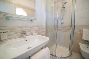 Dusche, Bidet, Handtücher