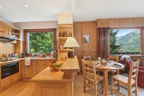 冷蔵庫、電子レンジ、オーブン、コンロ