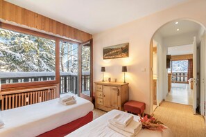 1 bedroom, bed sheets