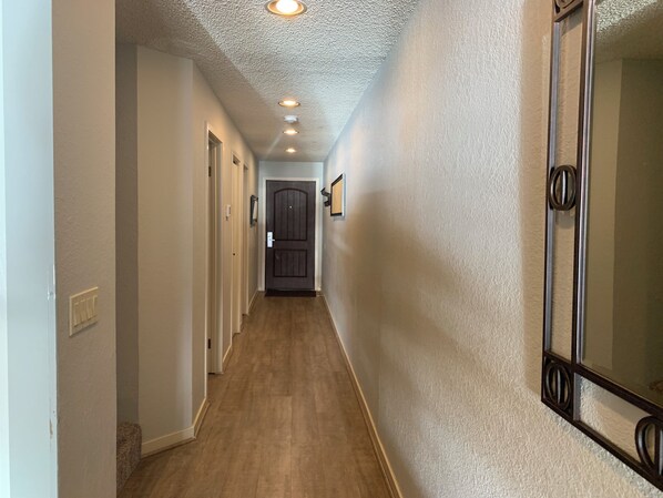 Interior - Lake Chelan Shores condo: Lakefront Retreat #10-4 in charming Chelan. Sleeps 6 (Chelan)