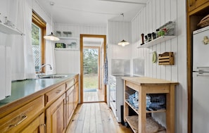 Fridge, stovetop, coffee/tea maker