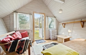 3 bedrooms, travel crib