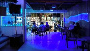Un espace intérieur aménagé avec des coins salon et un bar.
