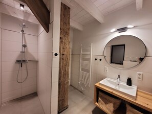Chuveiro, secador de cabelo, toalhas de banho 