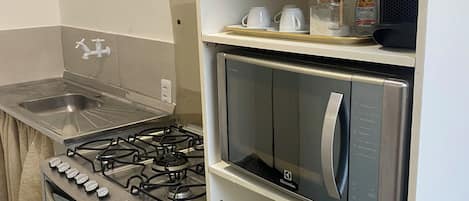 Frigorífico, microondas, horno y placa de cocina