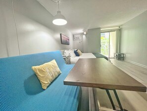 WiFi - Simple Studio 1 block from Beach (Honolulu)