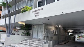Rakennuksessa on kyltti, jossa lukee ”Tradewinds Plaza 2572”, ja portaat johtavat sisäänkäynnille.