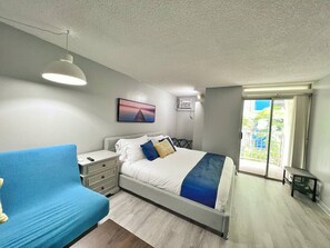 WiFi - Simple Studio 1 block from Beach (Honolulu)