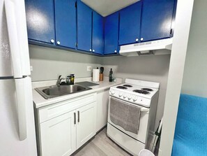 Unclassified image, 4 of 19, button - Simple Studio 1 block from Beach (Honolulu)