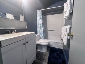 Unclassified image, 3 of 19, button - Simple Studio 1 block from Beach (Honolulu)